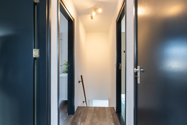 Foto - Verkocht onder voorbehoud: Rustig, aan verkeersluwe straat gelegen, goed onderhouden, half vrijstaande eengezinswoning met zolder, kelder, tuin, garage en
carport in Landgraaf